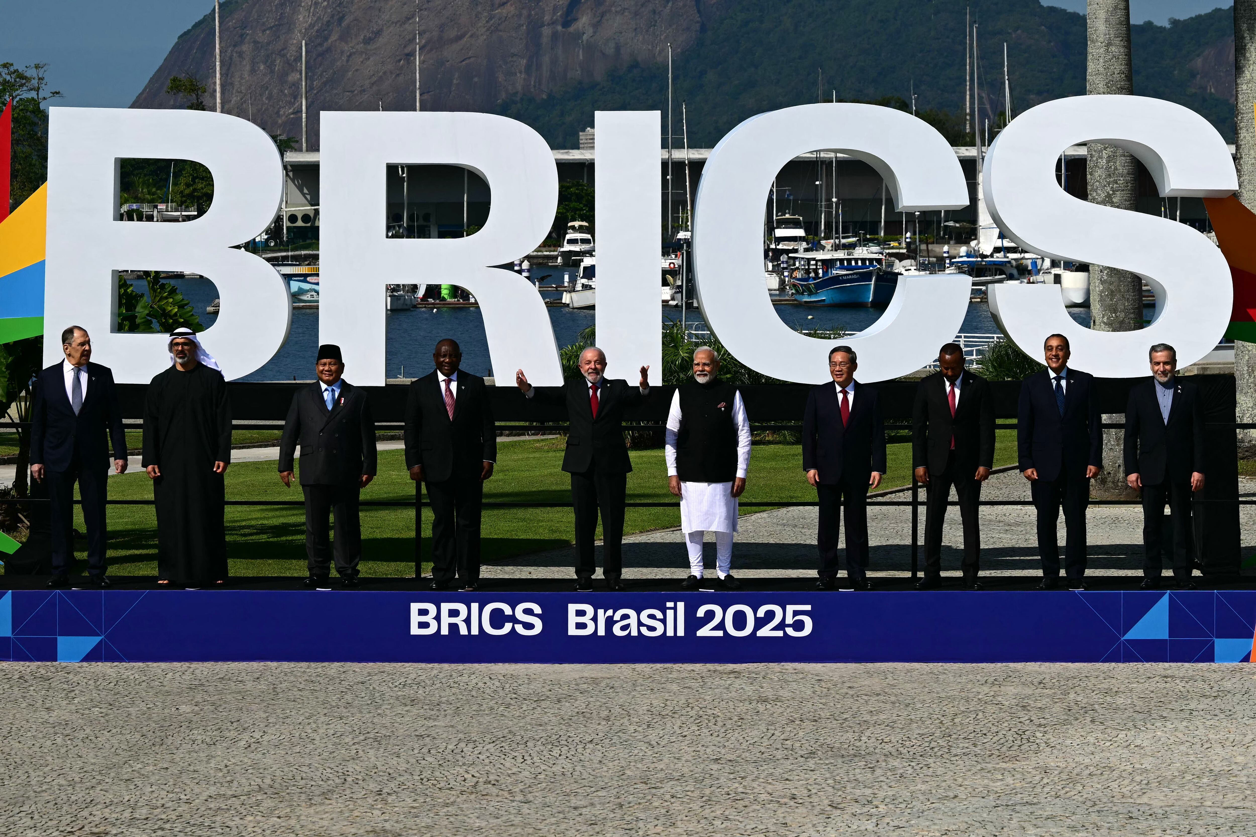 (De izq. a der.) El ministro de Asuntos Exteriores de Rusia, Serguéi Lavrov; el príncipe heredero de Abu Dabi, el jeque Khaled bin Mohamed bin Zayed Al Nahyan; el presidente de Indonesia, Prabowo Subianto; el presidente de Sudáfrica, Cyril Ramaphosa; el presidente de Brasil, Luiz Inácio Lula da Silva; el primer ministro de la India, Narendra Modi; el primer ministro de China, Li Qiang; el primer ministro de Etiopía, Abiy Ahmed; el primer ministro de Egipto, Mostafa Madbouly; y el ministro de Asuntos Exteriores de Irán, Abbas Araghchi, posan para una foto familiar durante la cumbre de los BRICS en Río de Janeiro, Brasil, el 6 de julio de 2025. (Foto de Pablo PORCIUNCULA / AFP)