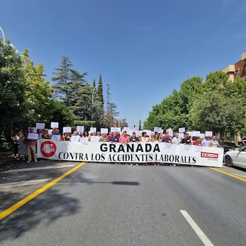 01/09/2026 Concentración sindical tras la muerte de un trabajador en las obras de una pasarela en el paraje conocido como 'Tajo Colorao' de Lanjarón (Granada).
POLITICA ANDALUCÍA ESPAÑA EUROPA GRANADA
CCOO/UGT