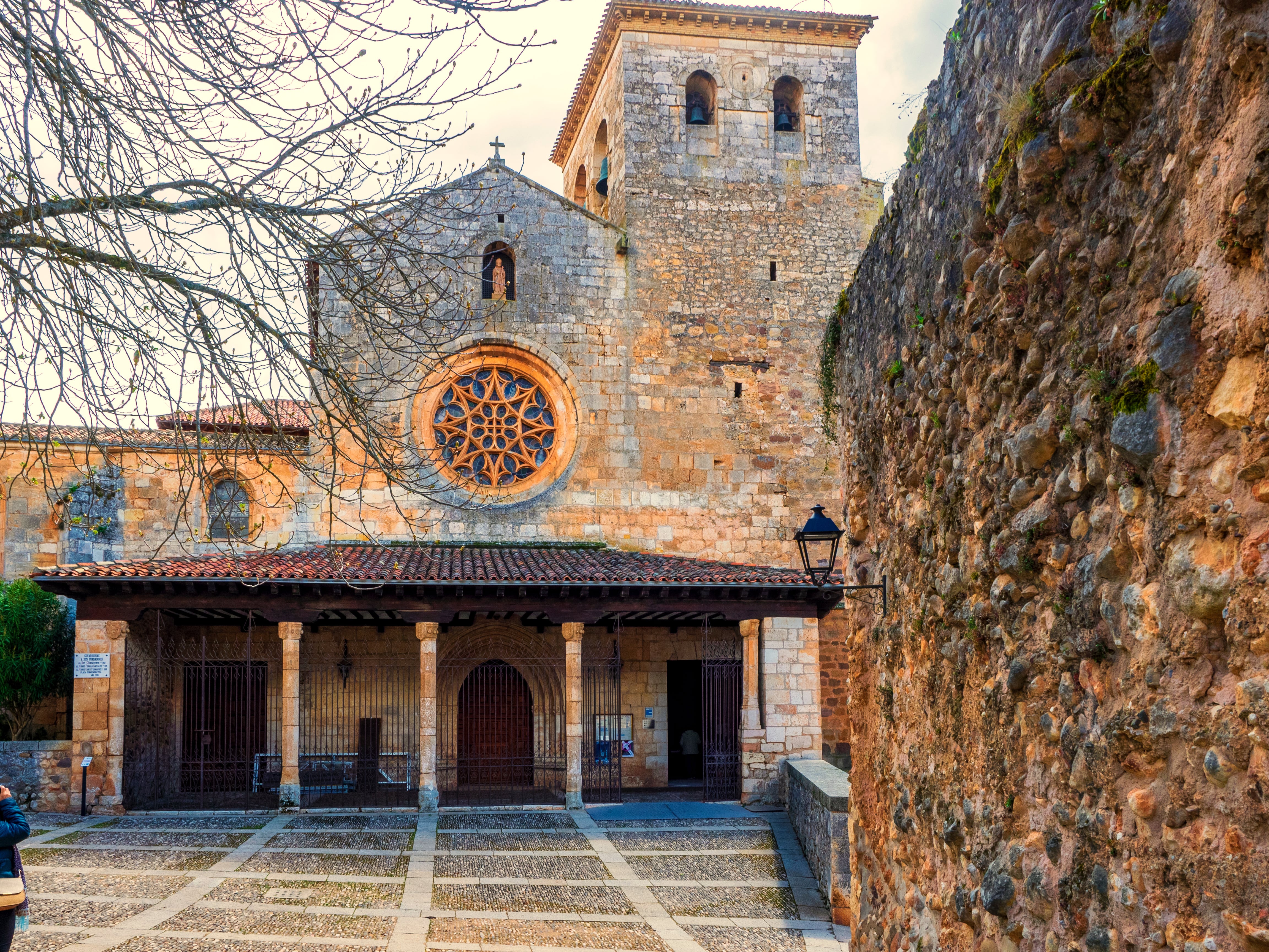 Ex colegiata de San Cosme y San Damián, en Covarrubias, Burgos. (Adobe Stock)