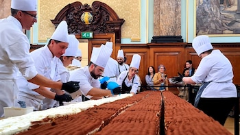 Más de 440 metros, 50.000 galletas y 3.000 huevos: 100 chefs italianos baten el récord del tiramisú más largo del mundo