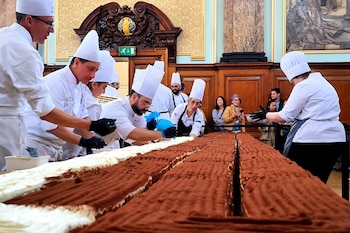 Un tiramisú de 440,58 metros de longitud fue reconocido este domingo con un récord Guinness al dulce de esta variedad más largo del mundo (EFE/ Guillermo Garrido)