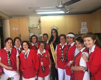 Camila Escribens con las voluntarias