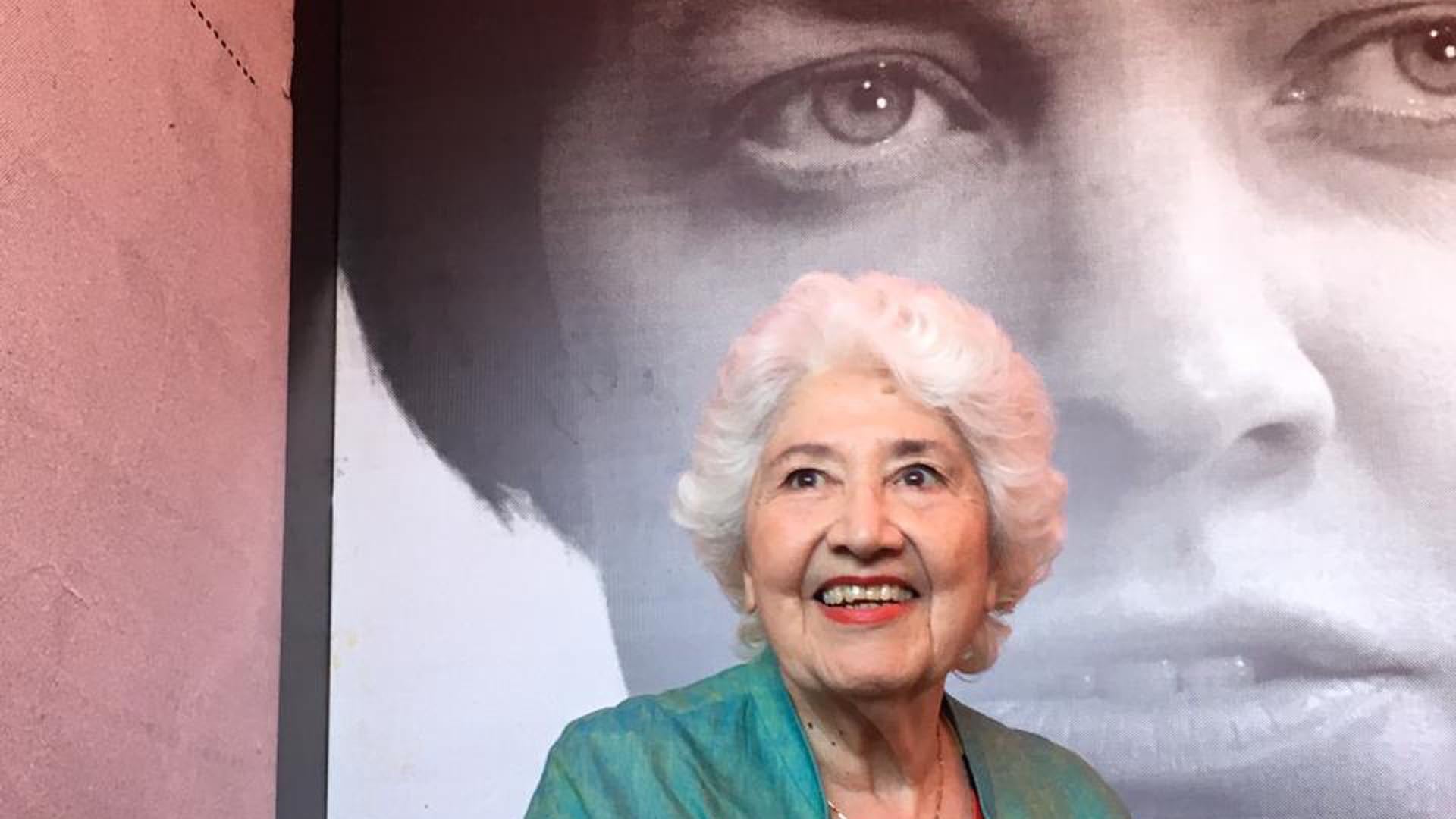 Sara Facio con la foto que le hizo a María Elena Walsh, su pareja, que ilustra la tapa de