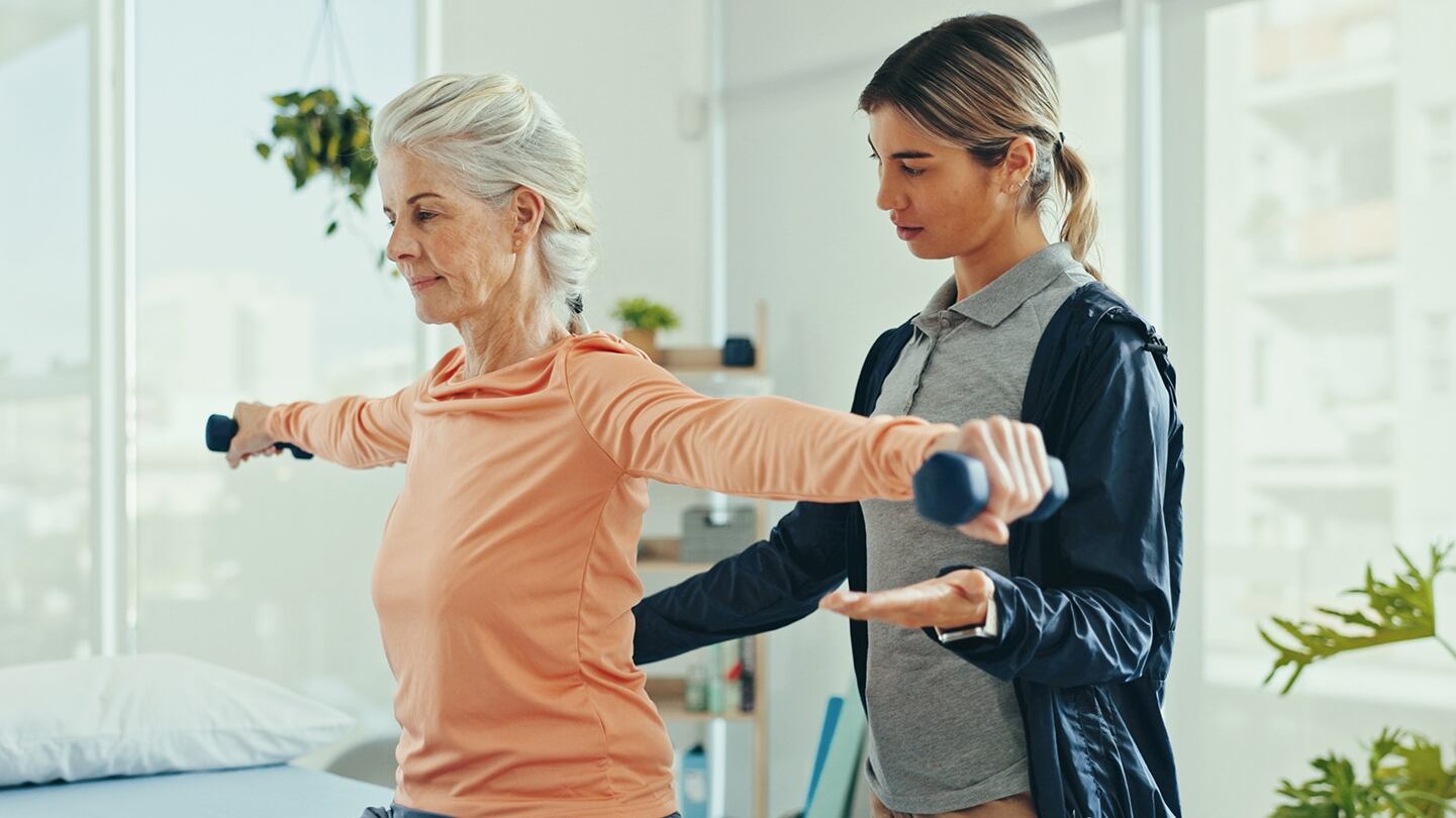 La fisioterapia se posiciona como clave para mantener la independencia y la calidad de vida en la vejez (Freepik)