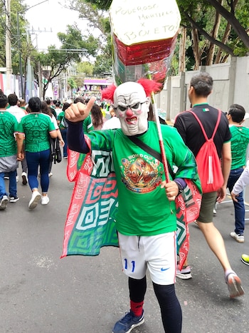 Así se vive la fiebre mundialista fuera del Estadio Azteca previo al encuentro México vs Chequia.