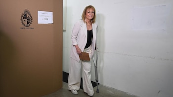 El voto de Carolina Cosse, candidata a vicepresidenta por el Frente Amplio (Photo by DANTE FERNANDEZ / AFP)