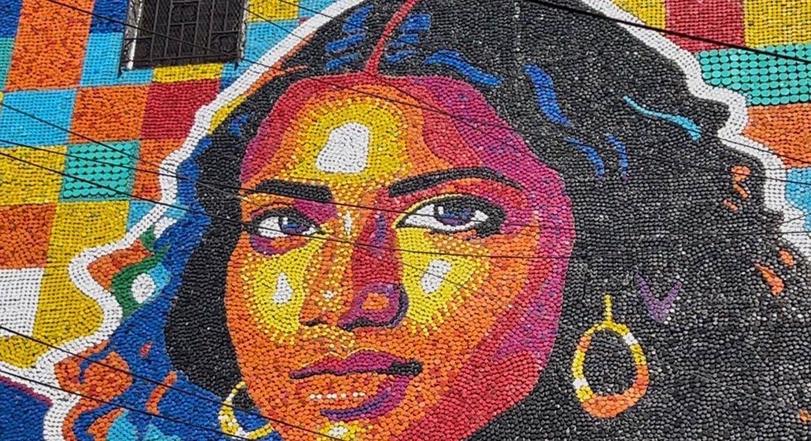 La obra liderada por el venezolano Óscar Olivares representa una reinterpretación latinoamericana de la Gioconda y rinde homenaje a las mujeres salvadoreñas (Cortesía: Lao)