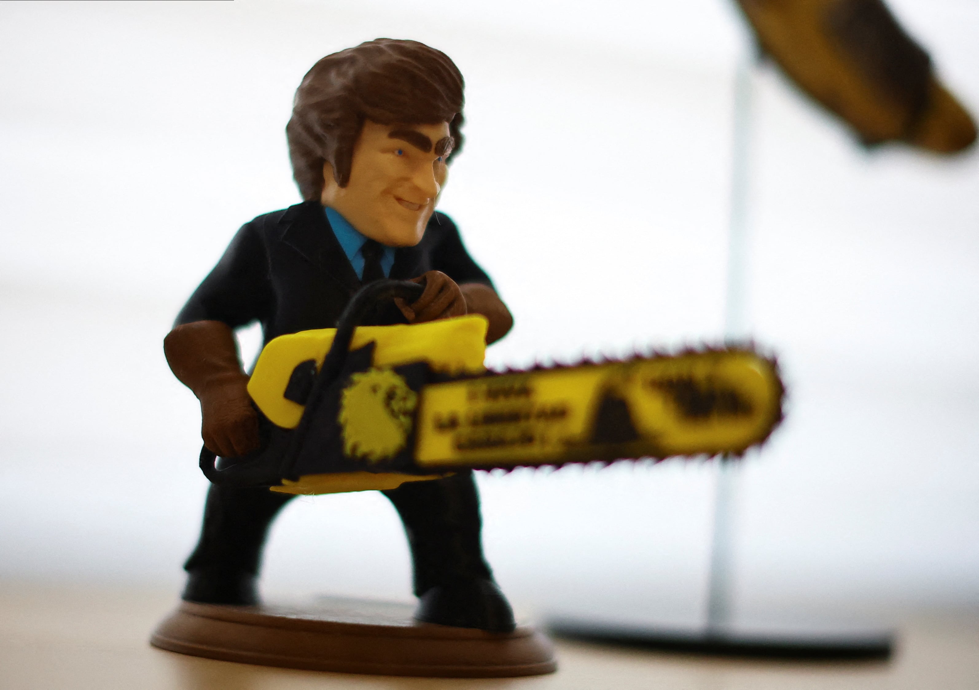 La estatuilla de Javier Milei con motosirra, símbolo de su narrativa política