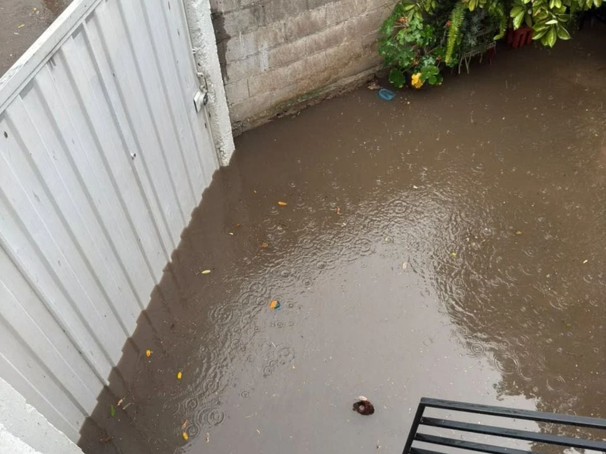 Algunos vehículos quedaron varados debido al nivel que alcanzó el agua en las calles. (Foto: Redes sociales)