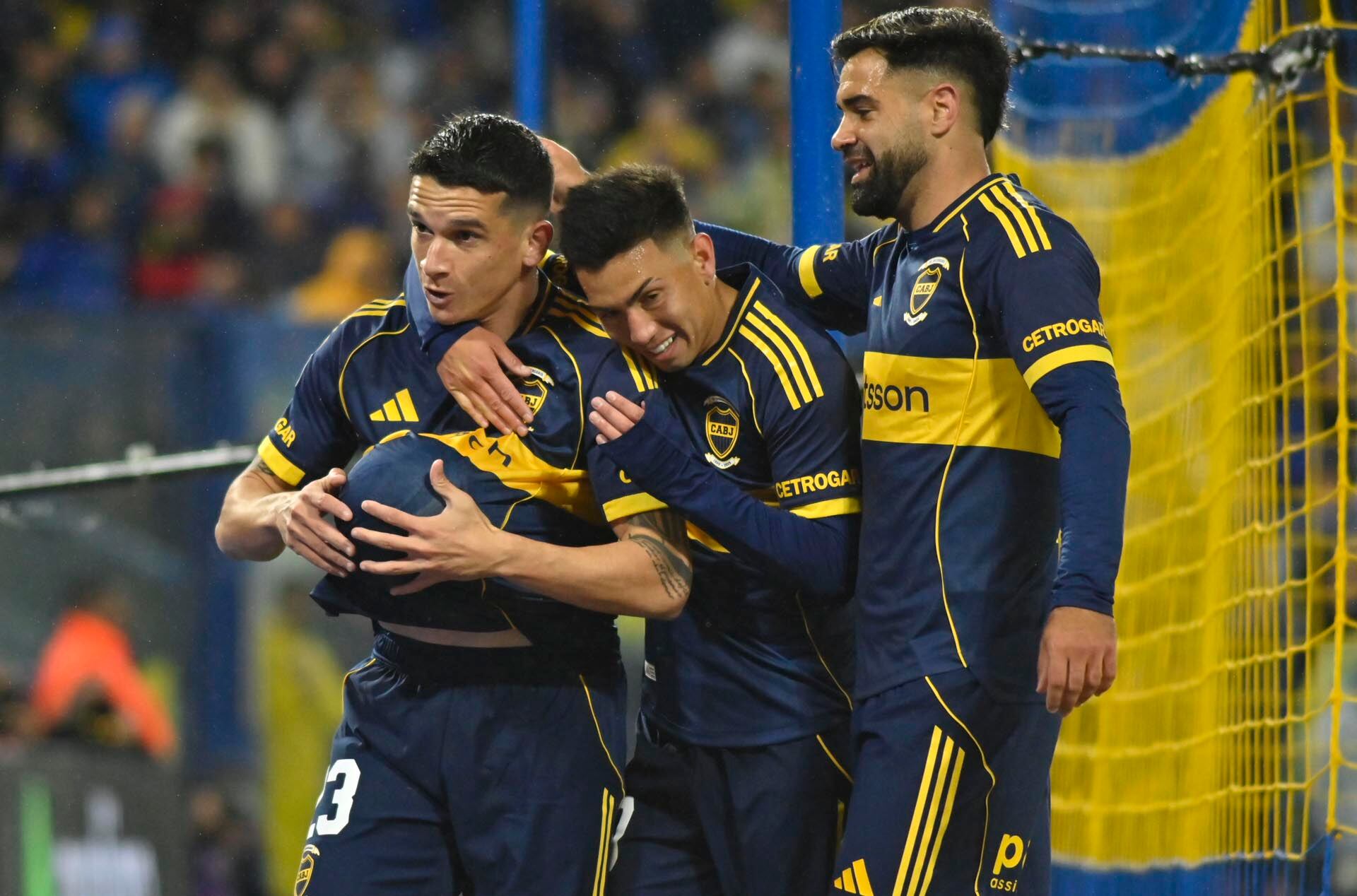 Alan Velasco, junto a Lautaro Blanco y Milton Giménez festejan un gol ante Newell's. El ex Independiente sufrió una lesión de rodilla (Fotobaires)