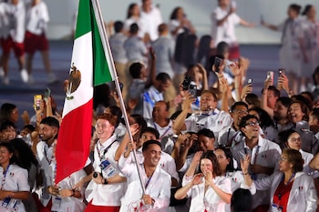 Los abanderados de México el clavadista Juan Manuel Celaya y la tiradora Gabriela Rodríguez desfilan con la delegación en la inauguración de Santo Domingo 2026. (EFE/ Rodrigo Sura)