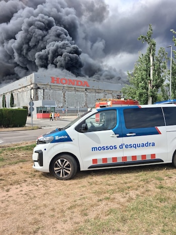 Incendio en una nave industrial de Santa Perpètua (Barcelona). (Mossos d'Esquadra)