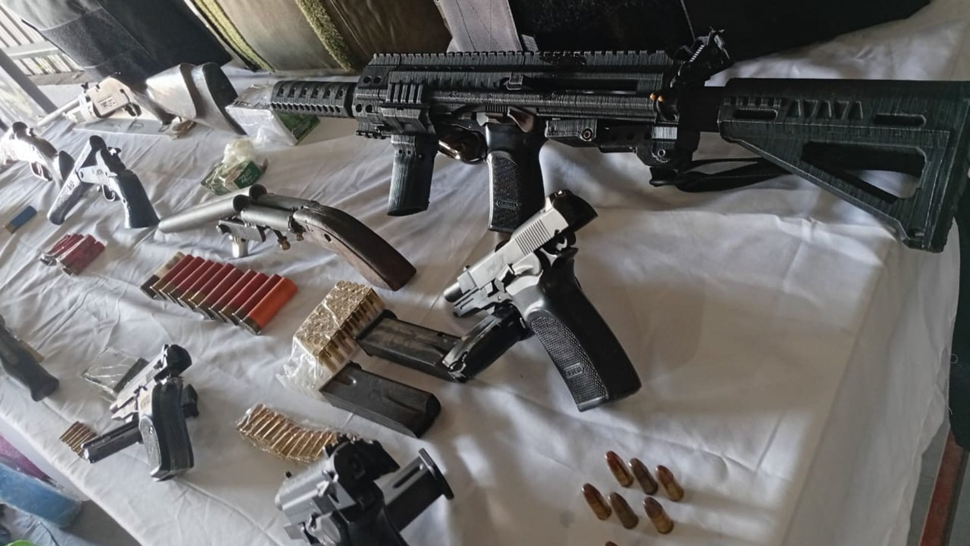Armas incautadas a la banda: la supuesta ametralladora es una réplica