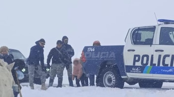 Temporal de nieve en Neuquén: una familia con dos niños quedó aislada sin luz ni alimentos y fue rescatada por policías a caballo