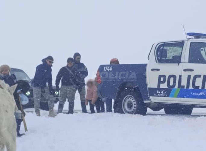 Rescatan a familia aislada por temporal de nieve en Neuquén