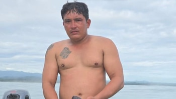 Rescatan con vida a pescador nicaragüense desaparecido tras naufragio en playa costarricense