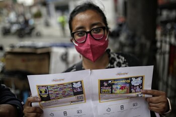 Asistente protesta por cancelación del