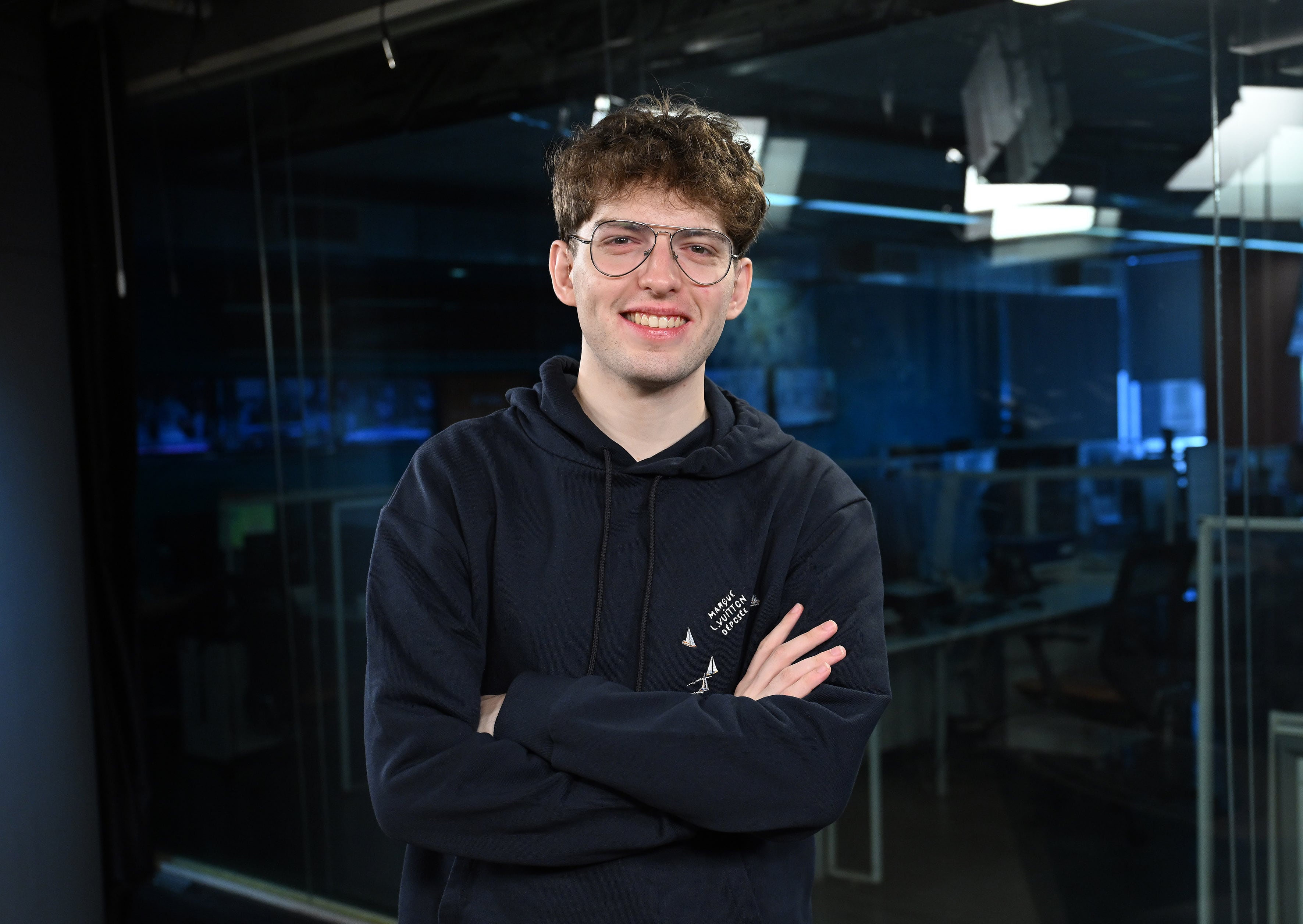 Davoo Xeneize, cuyo nombre real es David Quint, tiene 23 años y suma 5,5 millones de suscriptores entre YouTube, Twitch, Instagram, TikTok y Kick