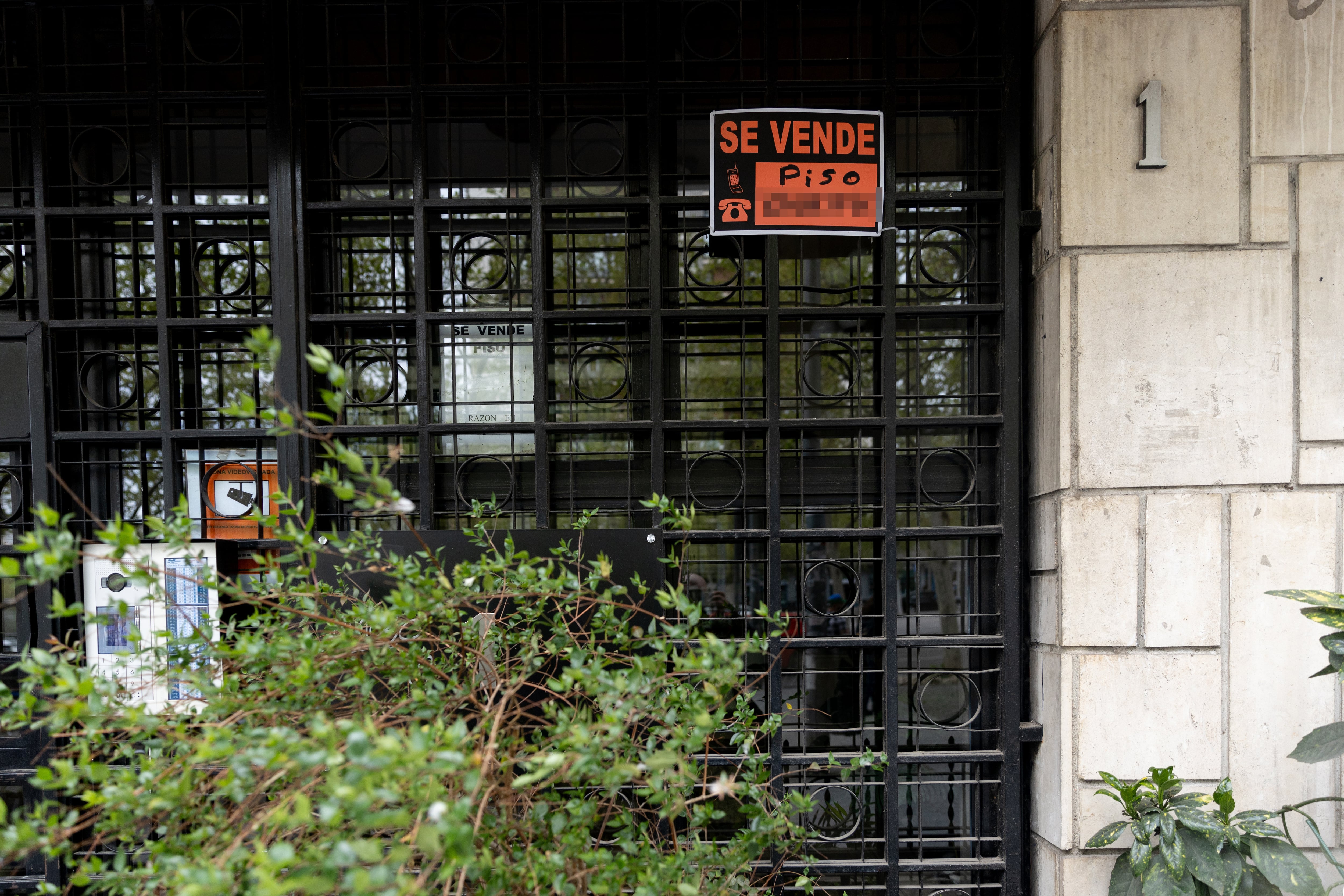 Vista de un cartel de 'Se vende' en un portal de un edificio de Madrid (España). (Eduardo Parra / Europa Press)