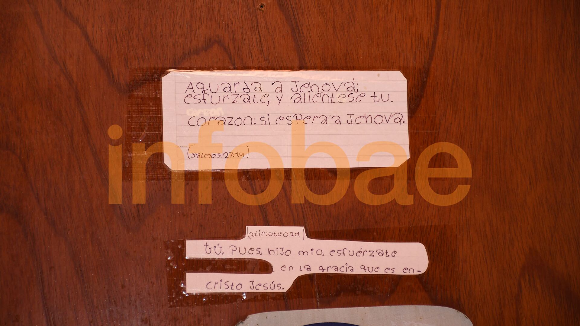 También hay escritas algunas frases a mano: “Tú puedes, hijo mío. Esfuérzate en la gracia que es en Cristo Jesús”