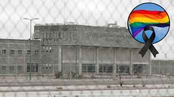 Un edificio gris de concreto de un Centro de Readaptación Social visto a través de una valla, con un círculo superpuesto que muestra una bandera arcoíris y un lazo negro.