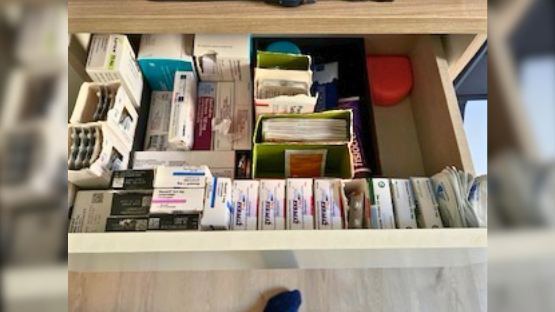 José Luis almacena todos sus medicamentos en un cajón. (Cedida)