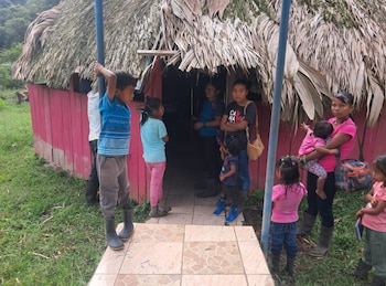 La escuela de Manzanillo sirvió como puesto temporal para la atención sanitaria ofrecida por el equipo interdisciplinario. Crédito: CCSS