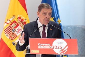 30/07/2026 El ministro de Agricultura, Pesca y Alimentación, Luis Planas, durante la presentación del Informe de consumo alimentario en España 2025, en la sede del Ministerio, a 30 de julio de 2026, en Madrid (España). Elaborado bajo el marco del Ministerio de Agricultura, Pesca y Alimentación (MAPA), el informe revela un mercado condicionado por el escepticismo del consumidor, el incremento continuo de los precios y la consolidación de la marca de distribución.
POLITICA
Eduardo Parra - Europa Press
