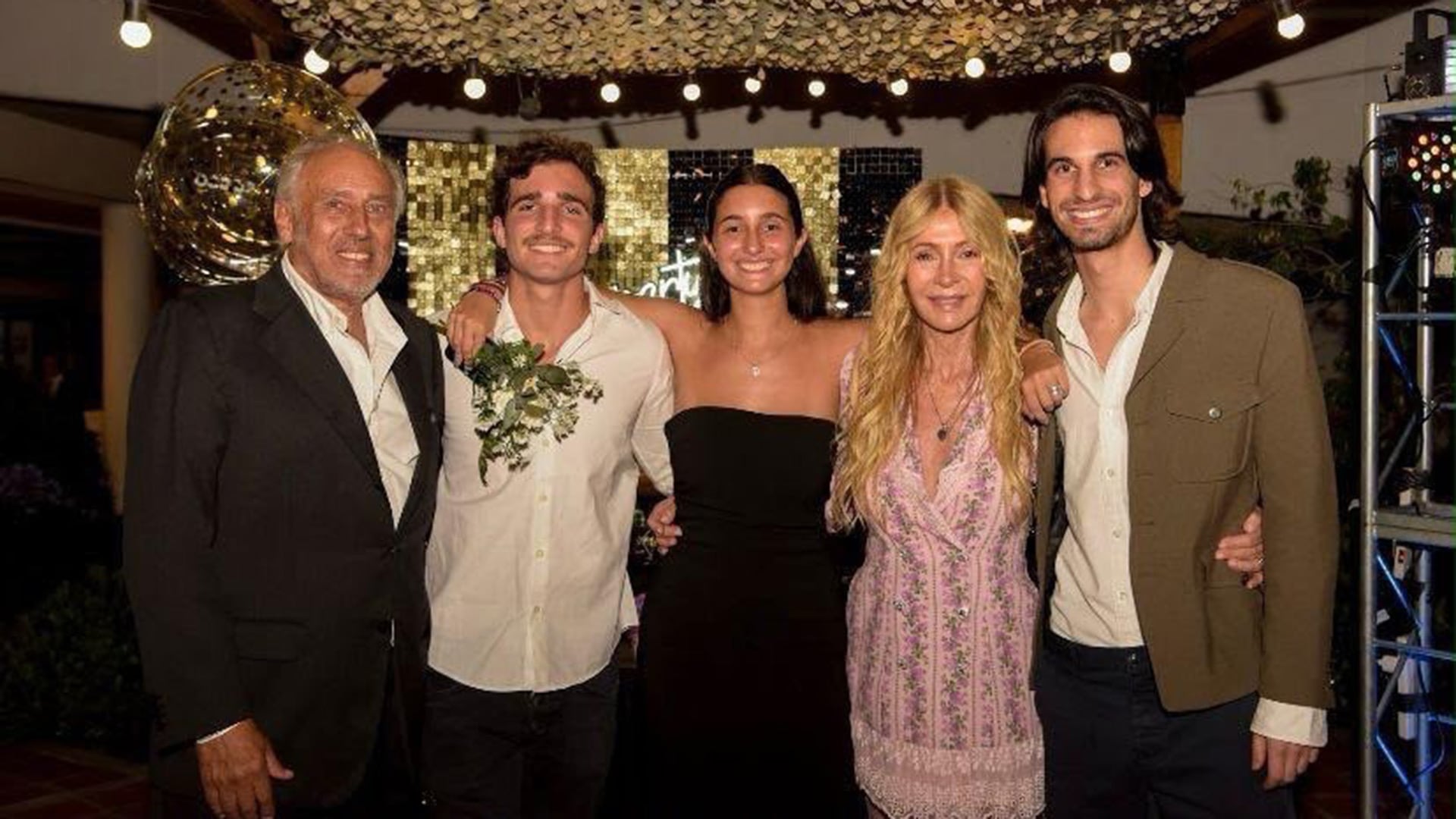 Gustavo Yankelevich y Cris Morena junto a sus nietos, Valentín, Azul y Franco