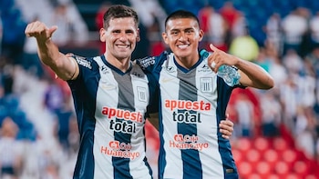 Carlos Gómez acompañado de Guillermo Enrique tras un partido preparatorio. - Crédito: Alianza Lima