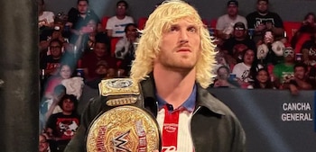 El estadounidense apareció con una camiseta rojiblanca, mientras su compañero de WWE protagonizó una polémica acción contra una playera azulcrema.