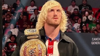 WWE calienta el Clásico Nacional: Logan Paul presume la playera de Chivas y Austin Theory humilla la del América