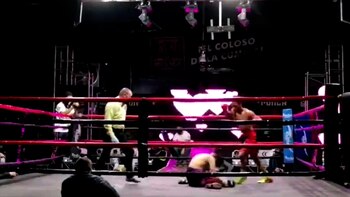 Estremecedor nocaut: quedó de rodillas