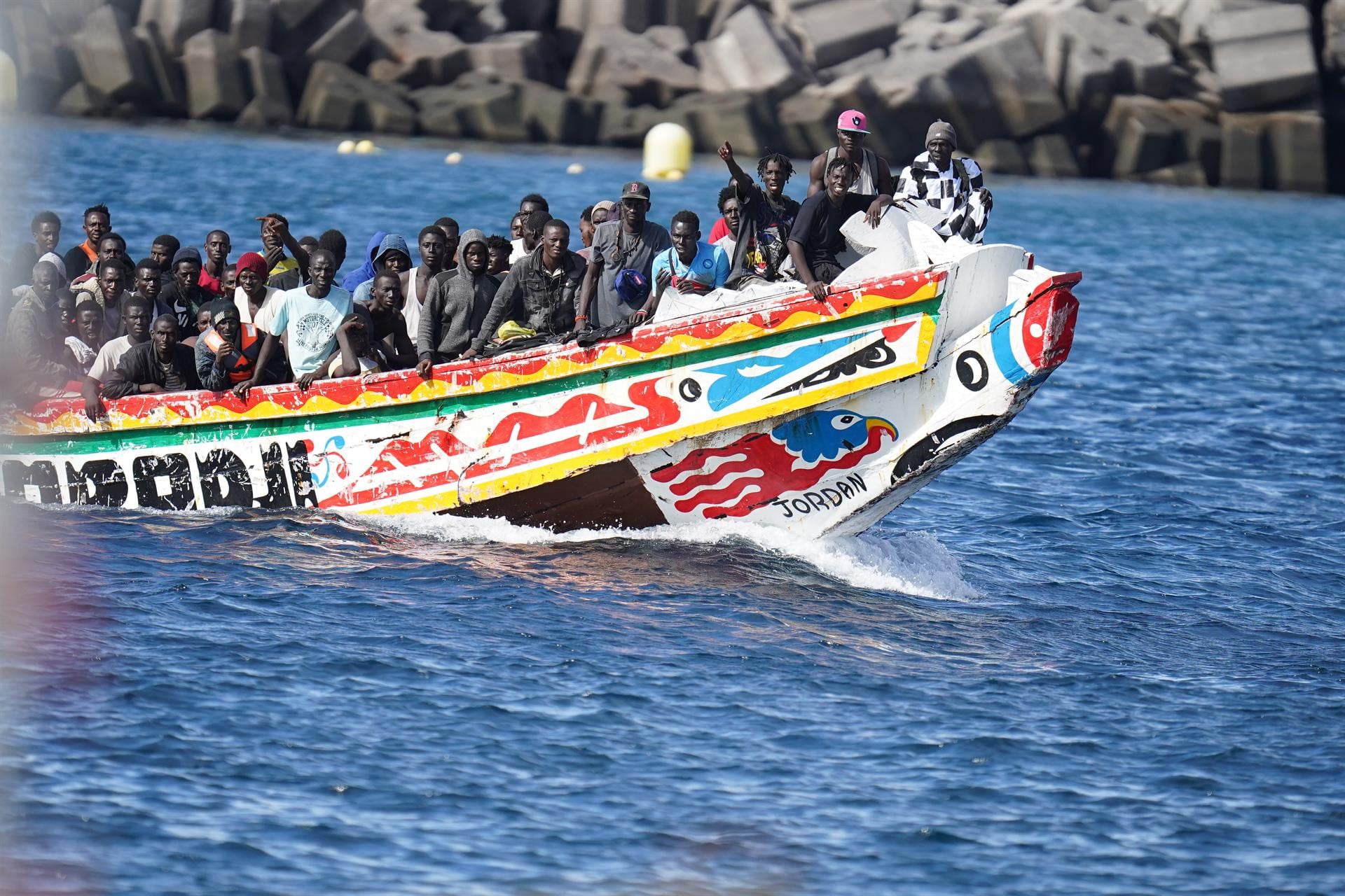 Mauritania intercepta una embarcación con más de 200 migrantes, incluidos 28 menores de edad