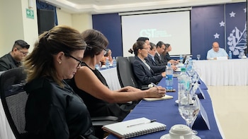 Rolando Castro dijo que entre las opciones analizadas figuran una jornada de 11 horas durante cuatro días y otra de 44 horas semanales. (Foto: Ministerio de Trabajo)