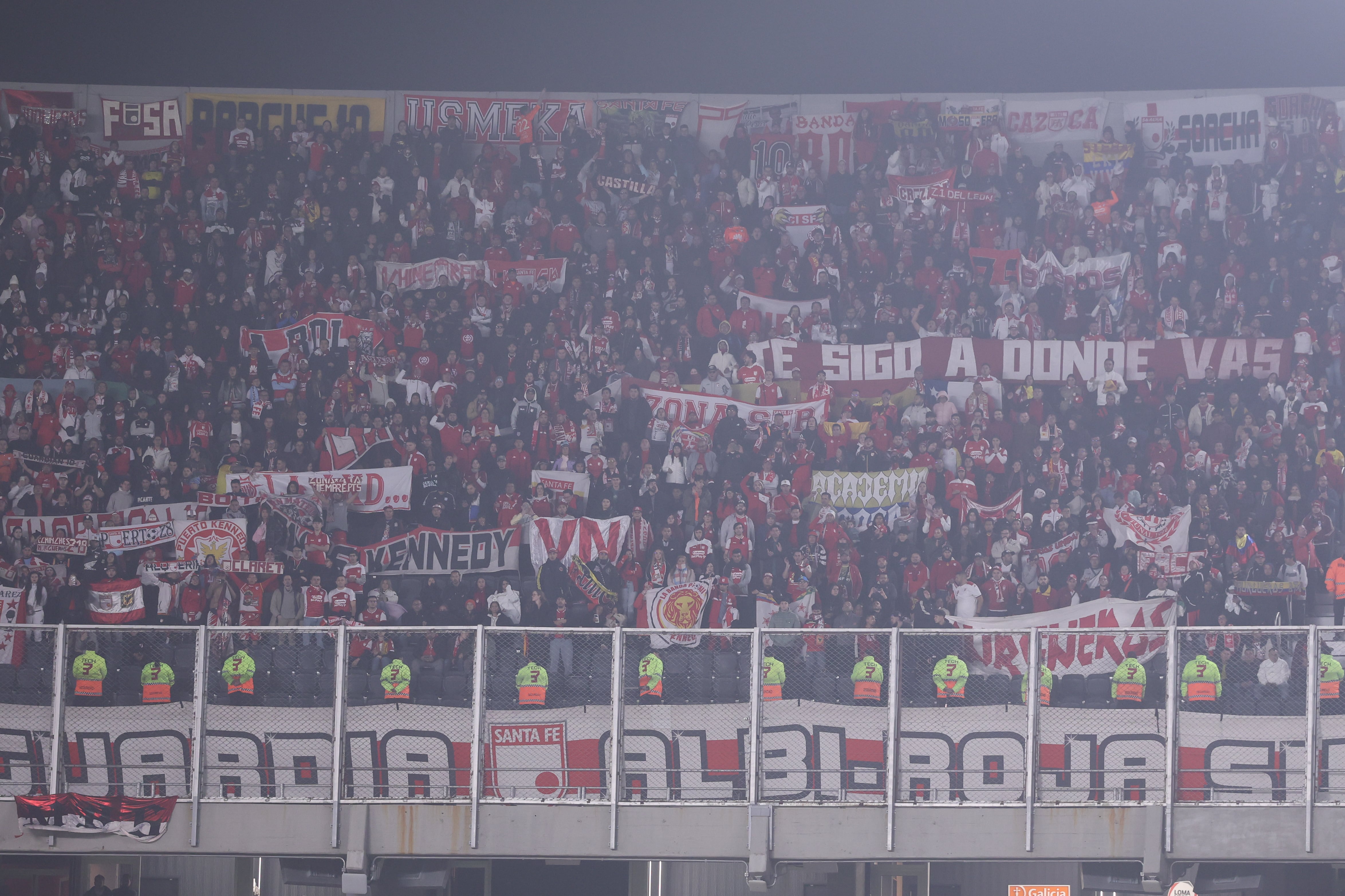 AMDEP1517. BUENOS AIRES (ARGENTINA), 26/08/2026.- Aficionados de Santa Fe animan este miércoles, en un partido de la Copa Sudamericana entre River Plate y Santa Fe en el estadio Monumental, en Buenos Aires (Argentina). EFE/ Juan Ignacio Roncoroni