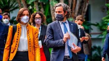 El canciller argentino camina con