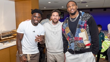 Lionel Messi junto a los