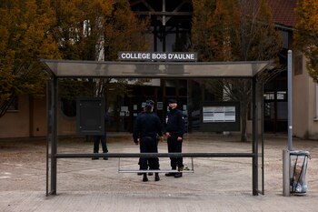 Polic�as franceses custodiaban la entrada