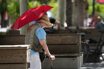 Una mujer con sombrero y