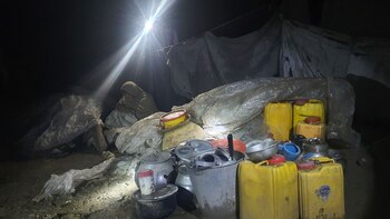 Una mujer se sienta entintada