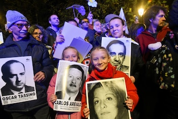 Personas sostienen retratos de quienes desaparecieron durante la dictadura de 1973-1985, durante la 30.ª edición de la Marcha del Silencio, que se celebra anualmente en memoria de las personas desaparecidas forzosamente por el Estado, en Montevideo, Uruguay, el 20 de mayo de 2025. REUTERS/Martin Varela Umpierrez