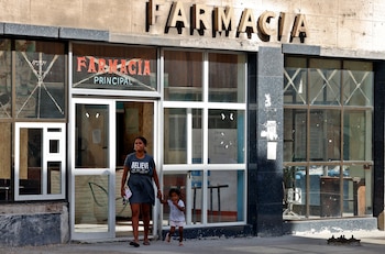 Una mujer con un niño