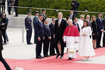 Los reyes Felipe y Letizia y el presidente del Gobierno, Pedro Sánchez, acompañados de diferentes figuras políticas, a la llegada del papa León XIV a Madrid. (A. Pérez Meca/Europa Press)