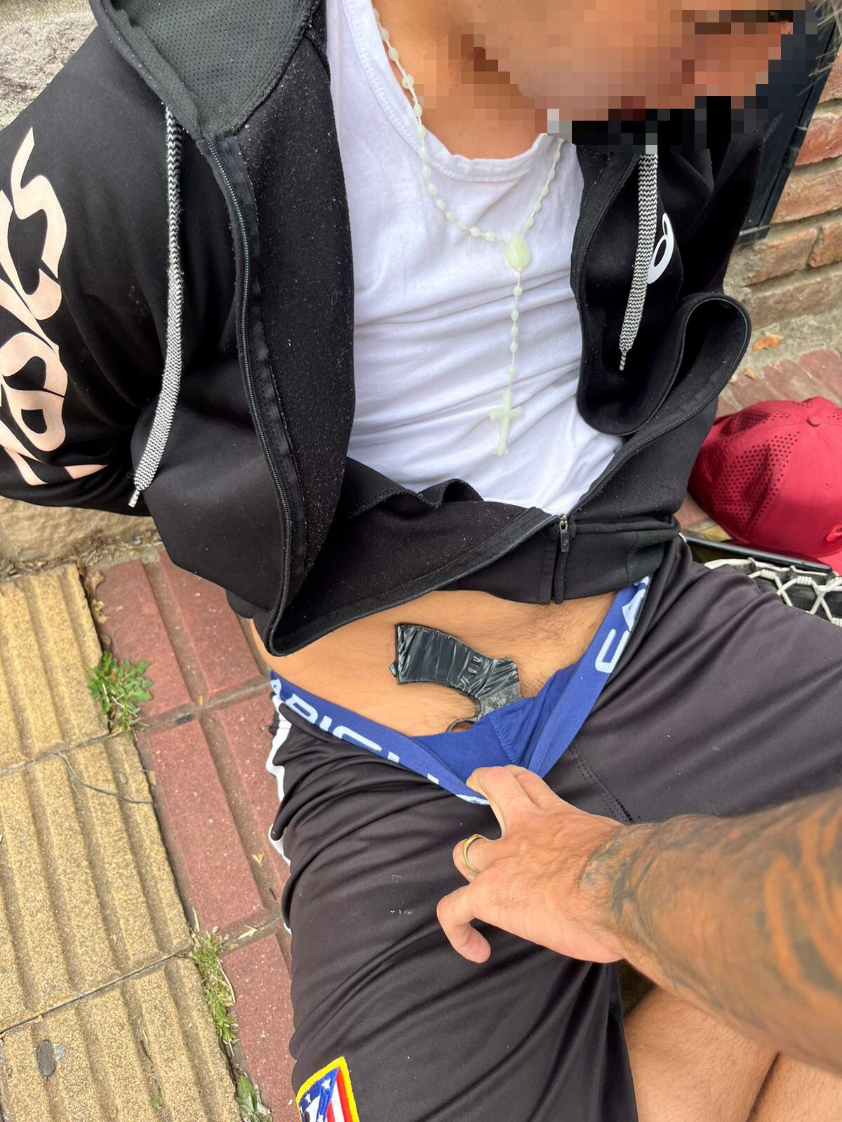 El menor de 14 tenían un arma debajo de la ropa.