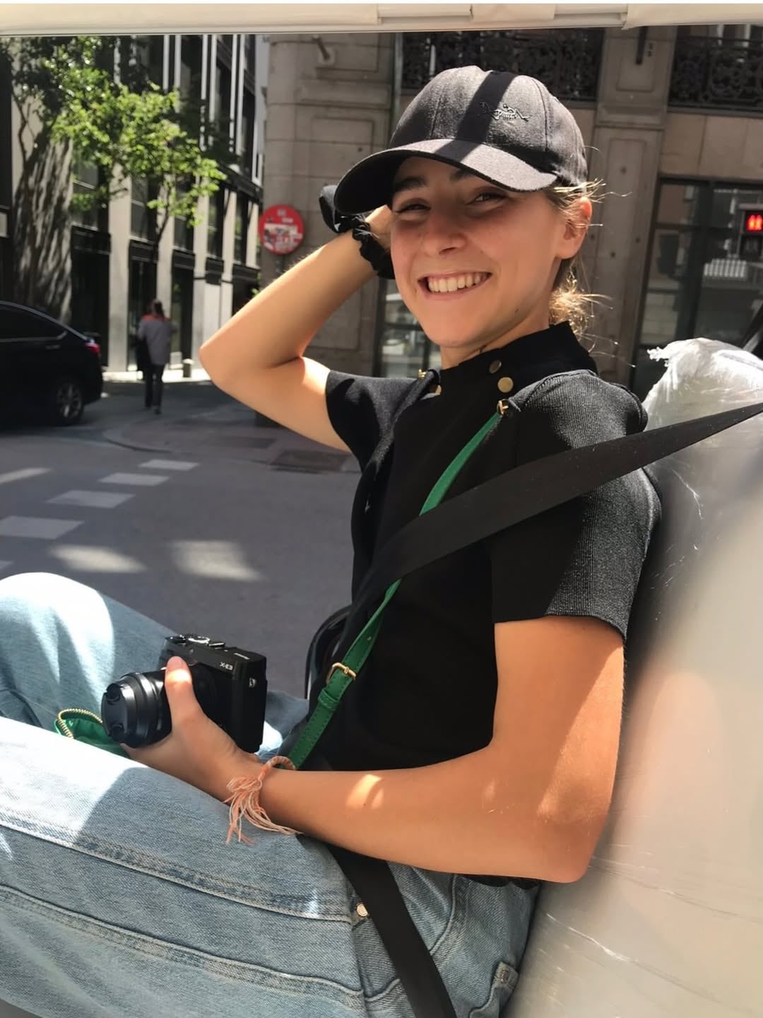 Sonriendo a cámara en plena ciudad