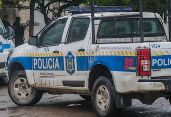 Un efectivo advirtió que el hombre debía cumplir arresto domiciliario y solicitó apoyo al personal de seguridad privada