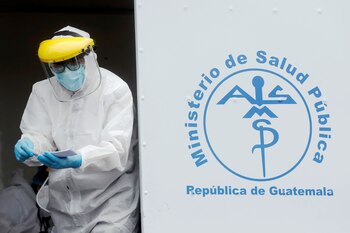 Fotografía de archivo de una enfermera mientras informa los resultados de pruebas de detección de la covid-19 en Ciudad de Guatemala (Guatemala). EFE/ Esteban Biba