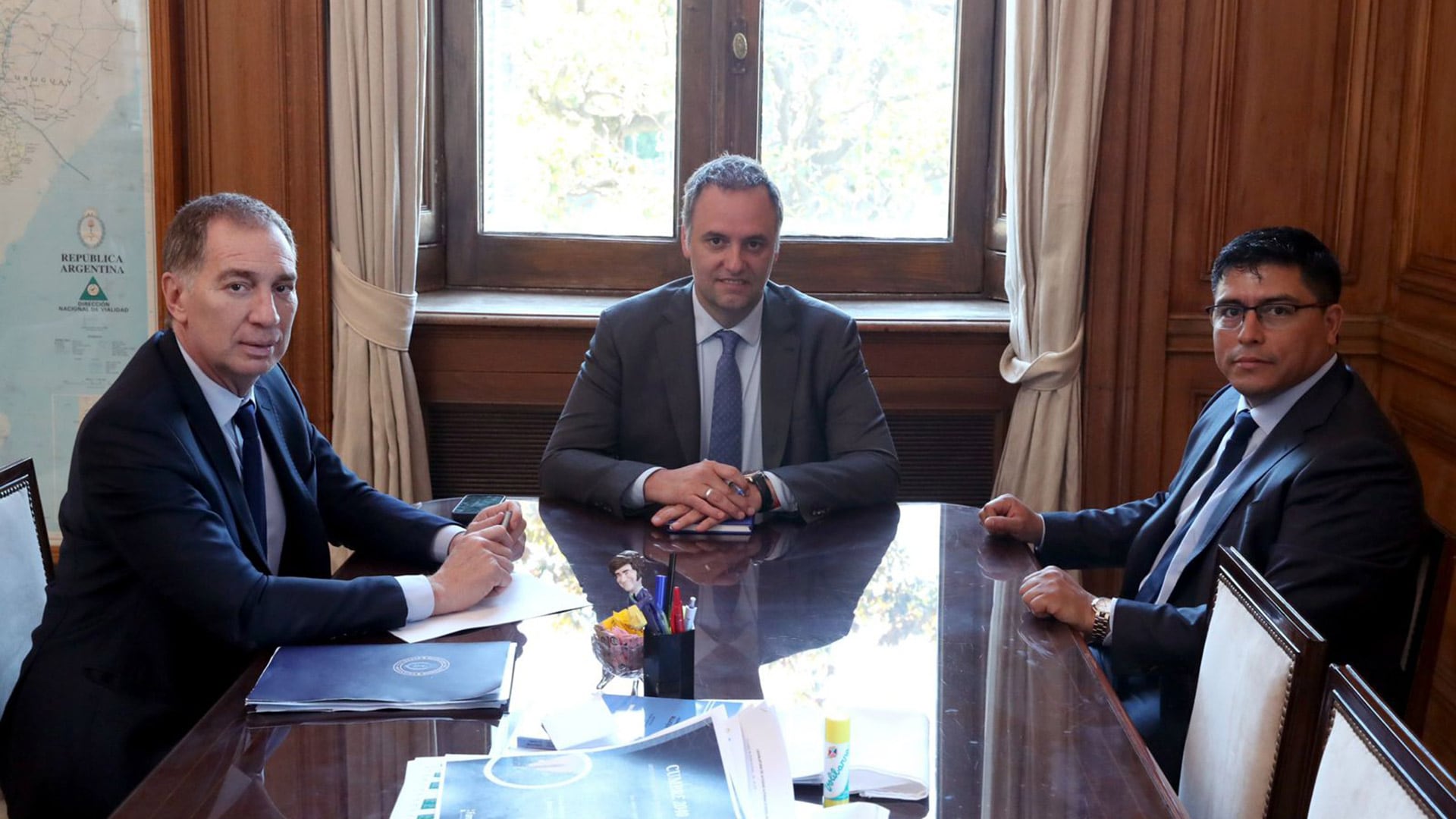 Manuel Adorni, Diego Santilli y Claudio Vidal en una reunión sobre la baja de retenciones al petróleo.