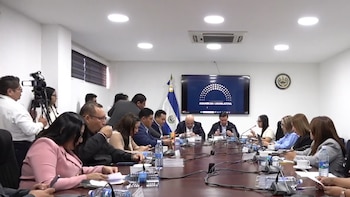Reforma a la ley de lácteos en El Salvador promete cambiar lo que llega a supermercados, pero falta el detalle decisivo (Captura de pantalla de la transmisión en directo)